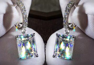 A person holding onto some jewelry